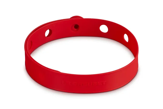 le-creuset-silicone-cookware-travel-latch-cerise image 1