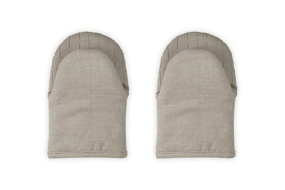 le-creuset-set-of-2-mini-oven-mitts-8-sable image 1