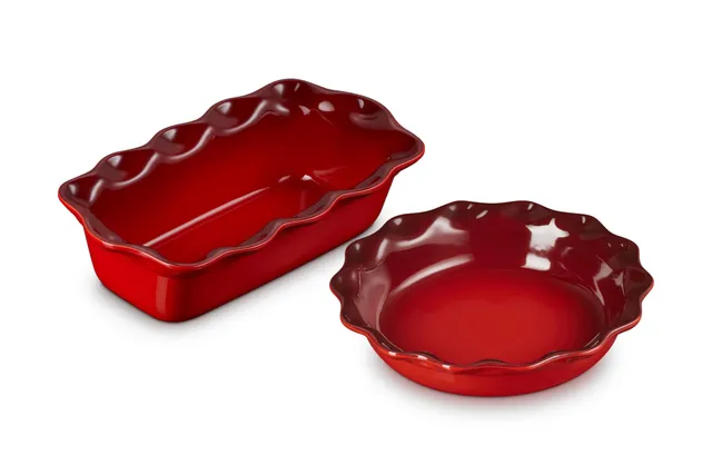 le-creuset-stoneware-set-of-2-9-heritage-fluted-pie-dish-and-9-fluted-loaf-dish- image 1
