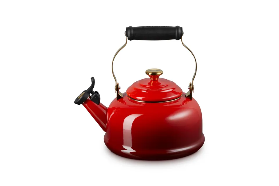 le-creuset-enamel-on-steel-whistling-tea-kettle-1-7-qt-cerise-red-with-gold-fini image 1