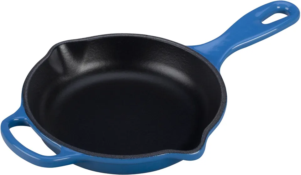 le-creuset-enameled-cast-iron-signature-iron-handle-skillet-6-33-1-2-qt-mar image 1