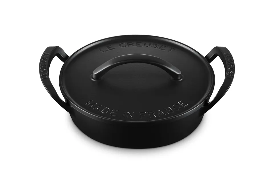 le-creuset-alpine-outdoor-collection-enameled-cast-iron-round-utility-pan-3-5-qt image 1