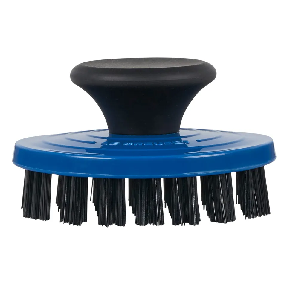 le-creuset-nylon-cast-iron-grill-pan-brush-3-1-4-inches-marseille image 1