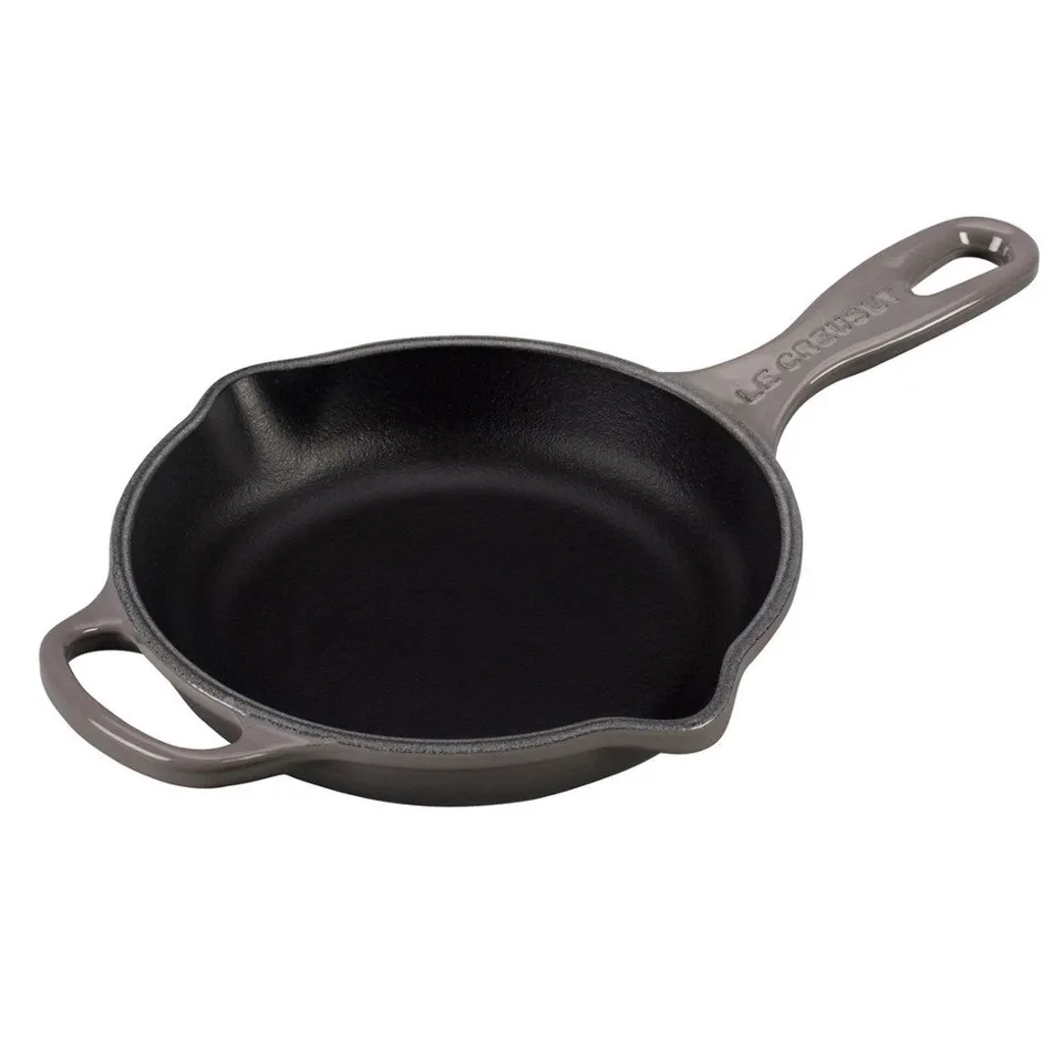 le-creuset-enameled-cast-iron-signature-iron-handle-skillet-6-33-1-2-qt-oyster image 1