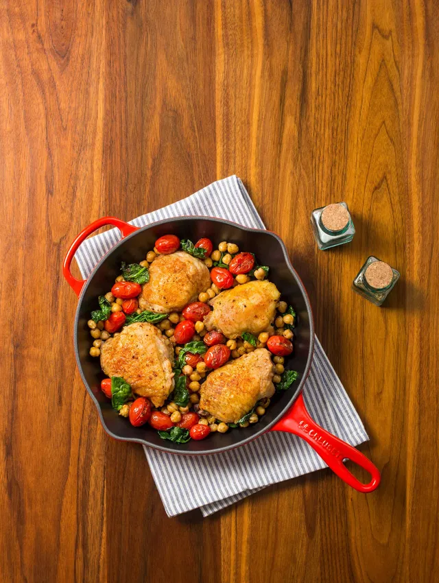 le-creuset-enameled-cast-iron-signature-iron-handle-skillet-11-75-silicone-cool- image 1