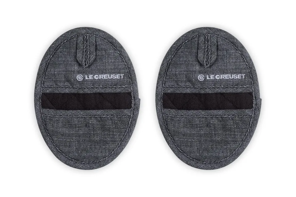 le-creuset-set-of-2-silicone-pot-grips-noir image 1