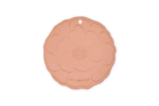 le-creuset-silicone-petal-trivet-8-inch-peche image 1