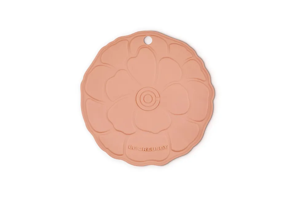 le-creuset-silicone-petal-trivet-8-inch-peche image 1