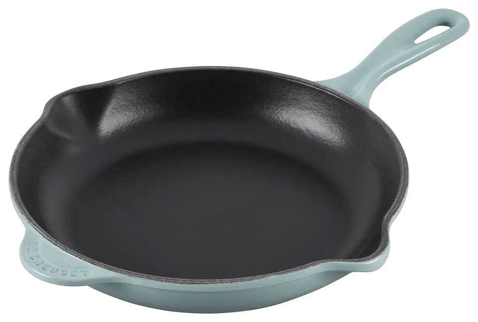 le-creuset-classic-cast-iron-handle-skillet-9-sea-salt image 1