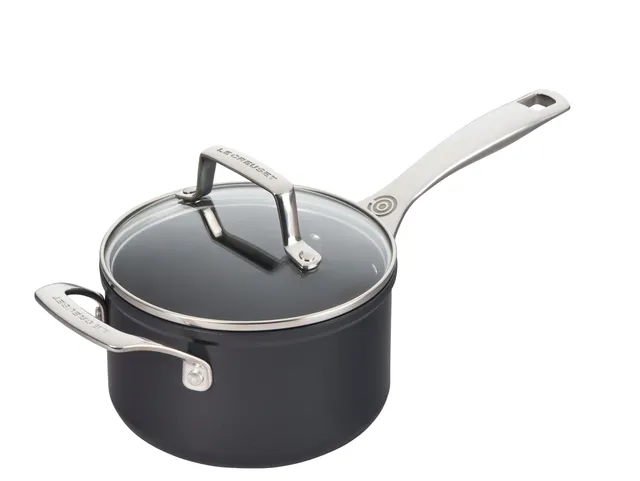 le-creuset-essential-non-stick-ceramic-saucepan-with-glass-lid-2-qt image 1