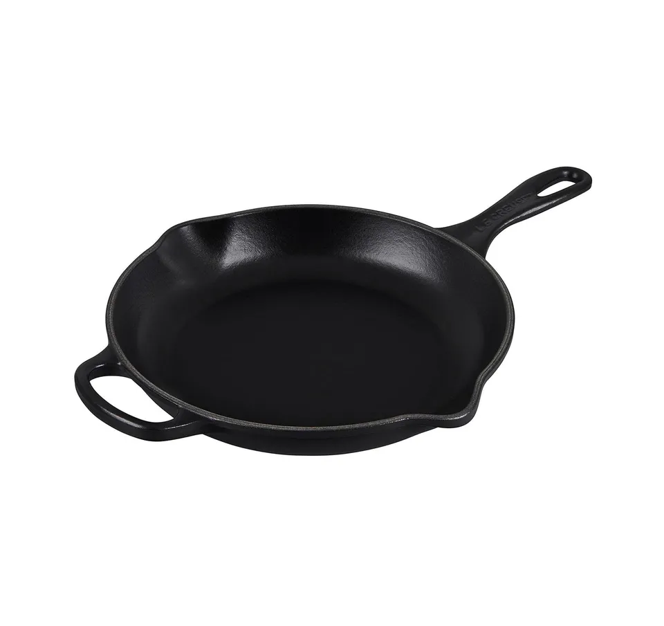 le-creuset-enameled-cast-iron-signature-iron-handle-skillet-9-1-3-8-qt-licorice image 1