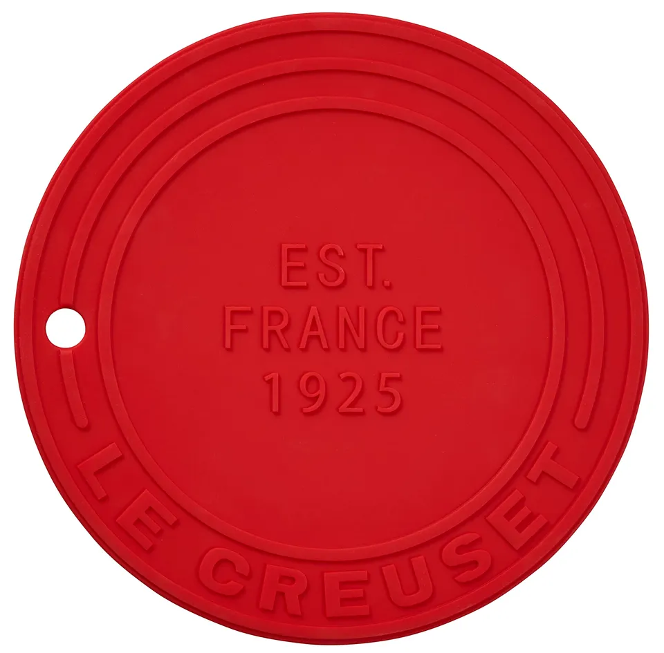 le-creuset-silicone-trivet-est-1925-cerise image 1