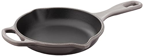 le-creuset-enameled-cast-iron-signature-iron-handle-skillet-6-33-1-2-qt-oyster image 6