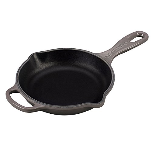 le-creuset-enameled-cast-iron-signature-iron-handle-skillet-6-33-1-2-qt-oyster image 4