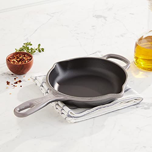 le-creuset-enameled-cast-iron-signature-iron-handle-skillet-6-33-1-2-qt-oyster image 5