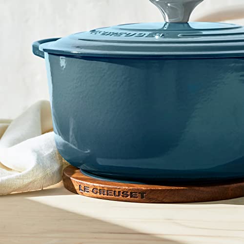 le-creuset-magnetic-wooden-trivet-with-silicone-rings-acacia-wood-8-inch image 8