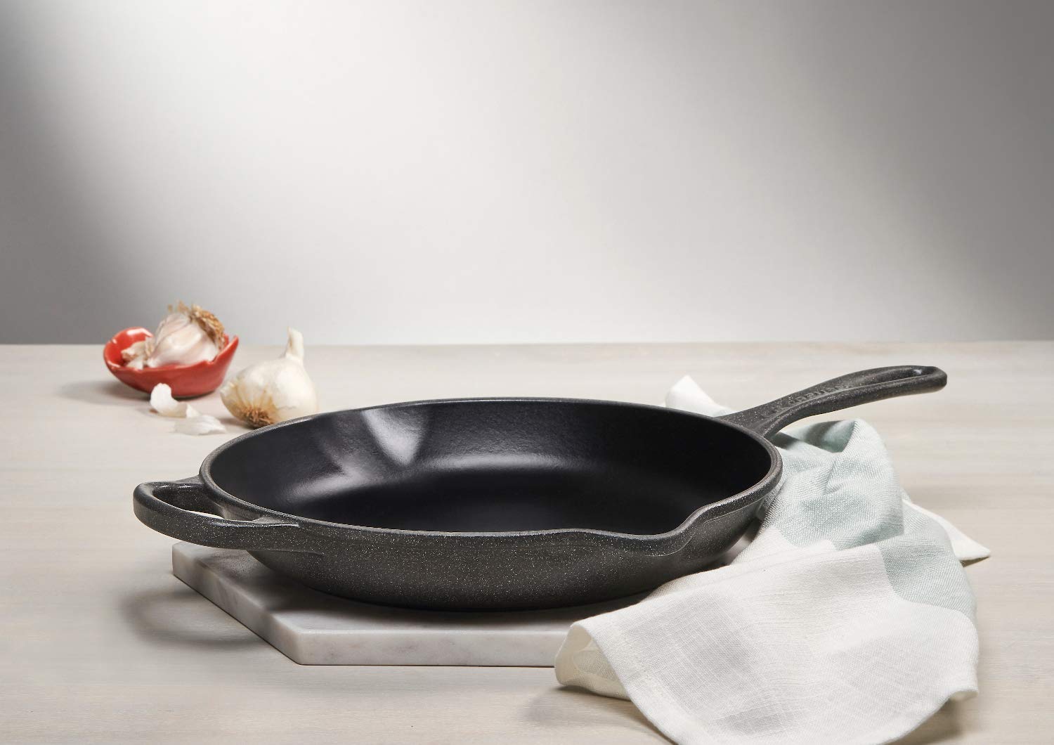 le-creuset-enameled-cast-iron-signature-iron-handle-skillet-10-25-1-3-4-qt-stone image 3
