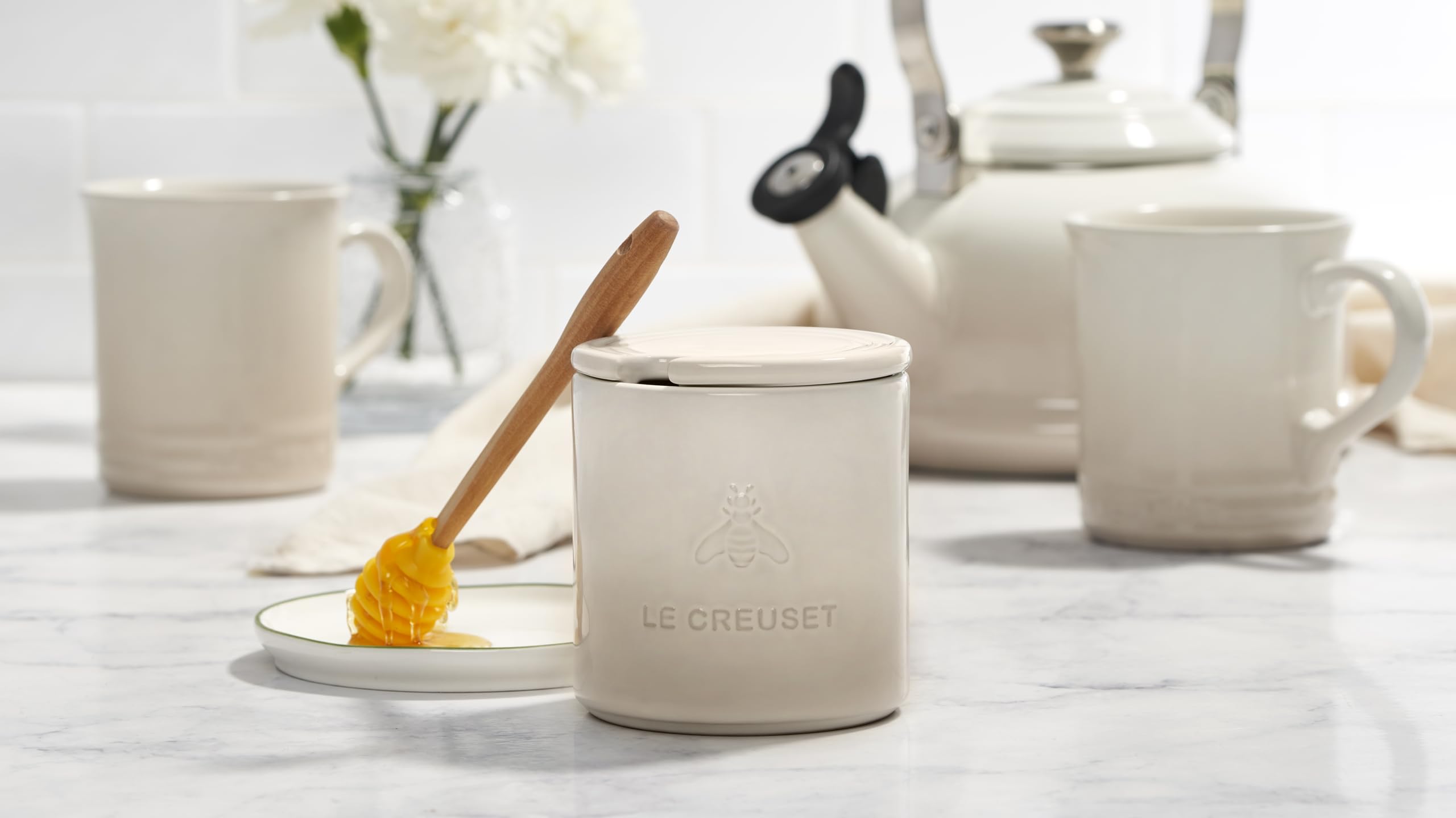 le-creuset-stoneware-honey-pot-14-oz-meringue-with-silicone-honey-dipper image 6