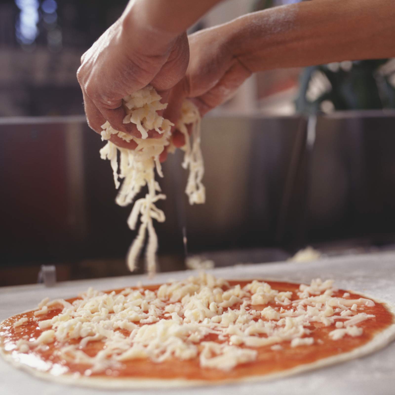 cuisinart-12-aluminum-pizza-peel-with-folding-wooden-handle image 7