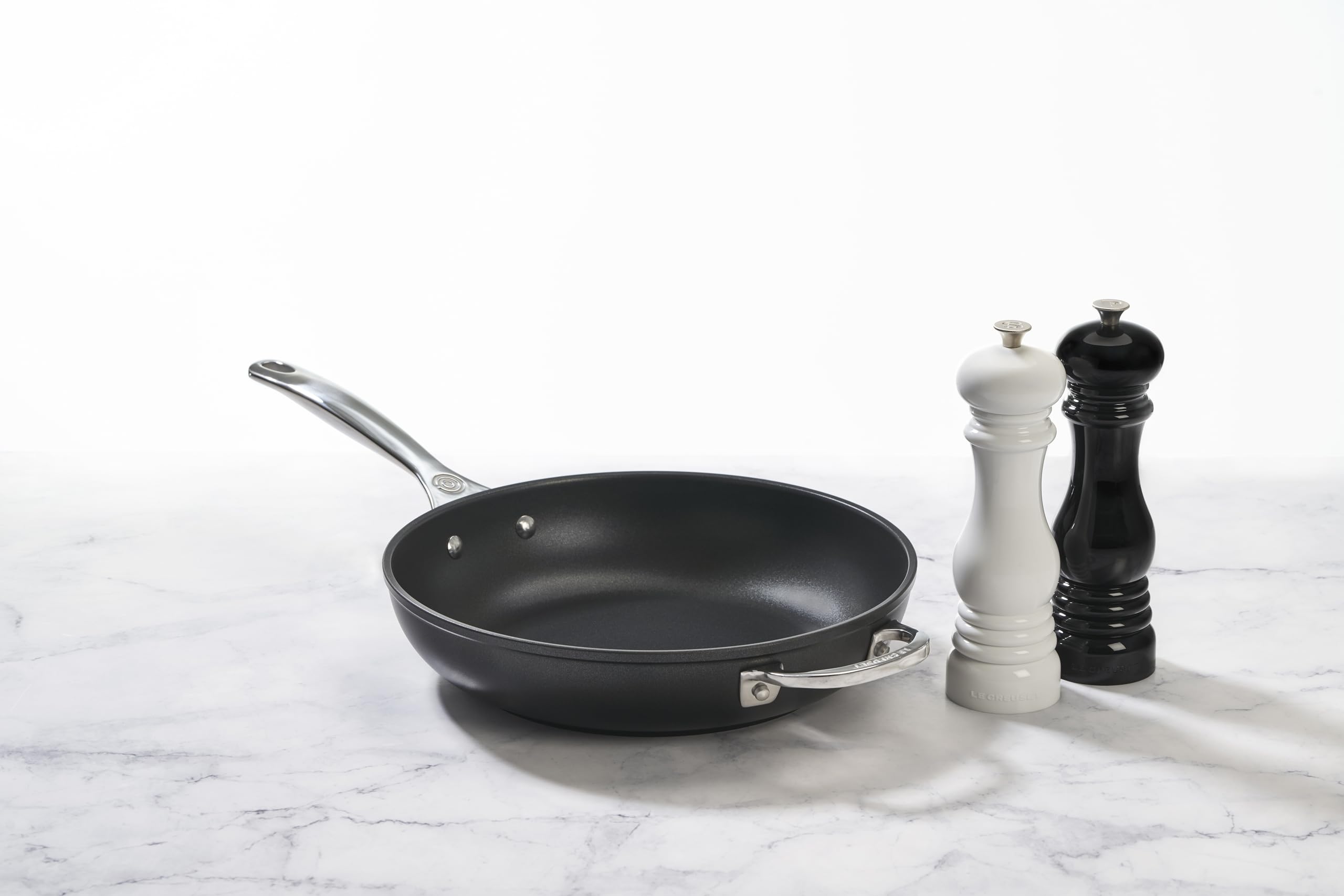 le-creuset-salt-and-pepper-mill-set-8-x-2-1-2-each-black-white image 5