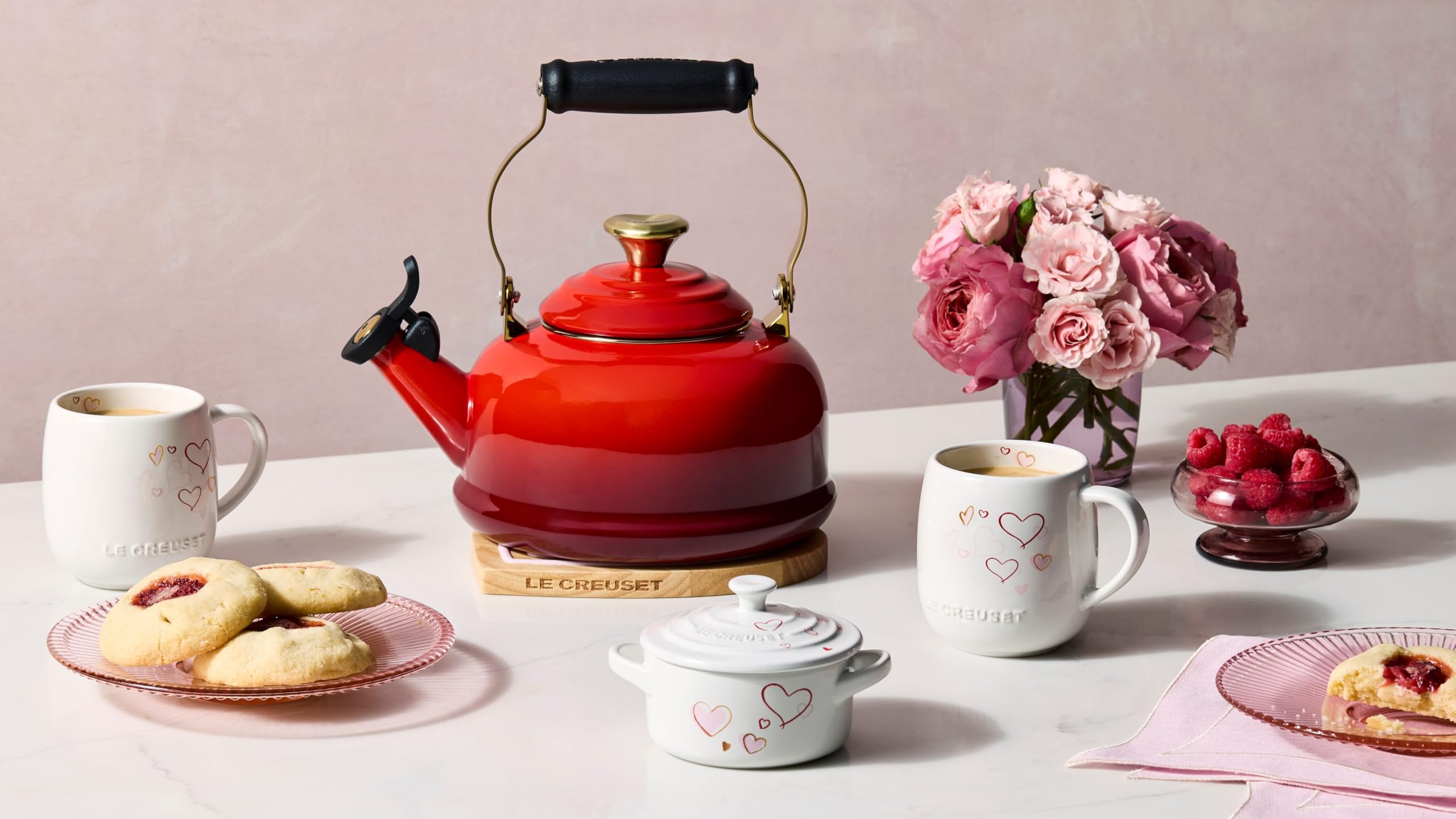 le-creuset-enamel-on-steel-whistling-tea-kettle-1-7-qt-cerise-with-light-gold-he image 6