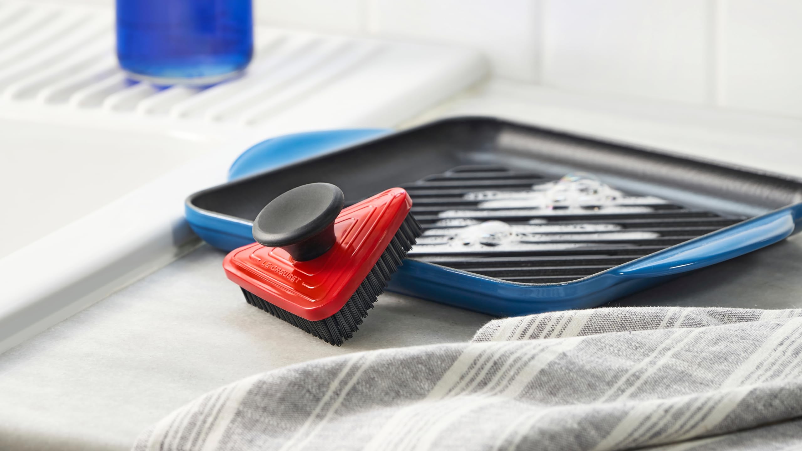 le-creuset-triangle-grill-pan-brush-3-7-flame-non-abrasive-nylon-bristles image 3