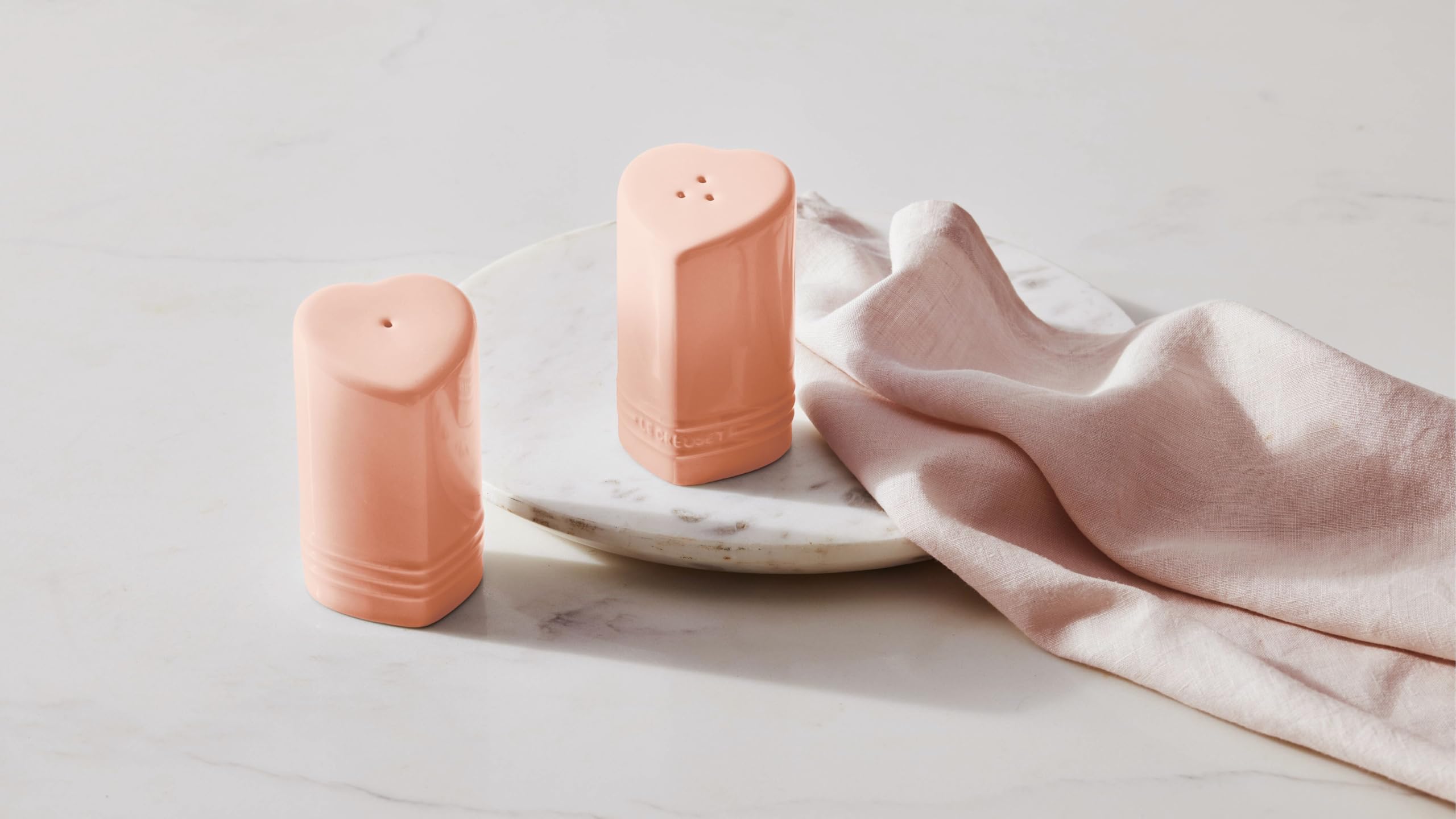 le-creuset-stoneware-heart-shaped-salt-pepper-shakers-set-4-oz-each-cerise image 5