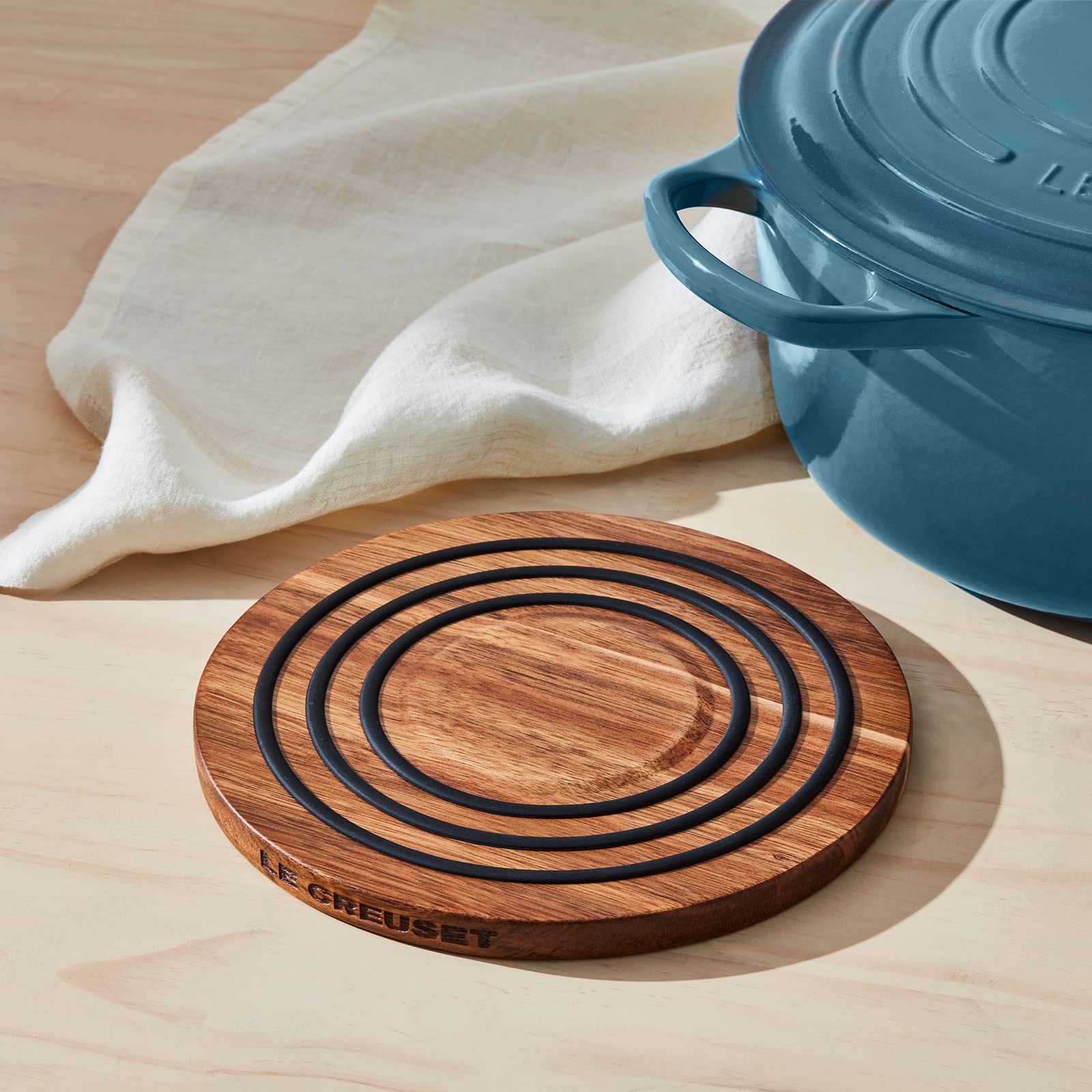 le-creuset-magnetic-wooden-trivet-with-silicone-rings-acacia-wood-8-inch image 5