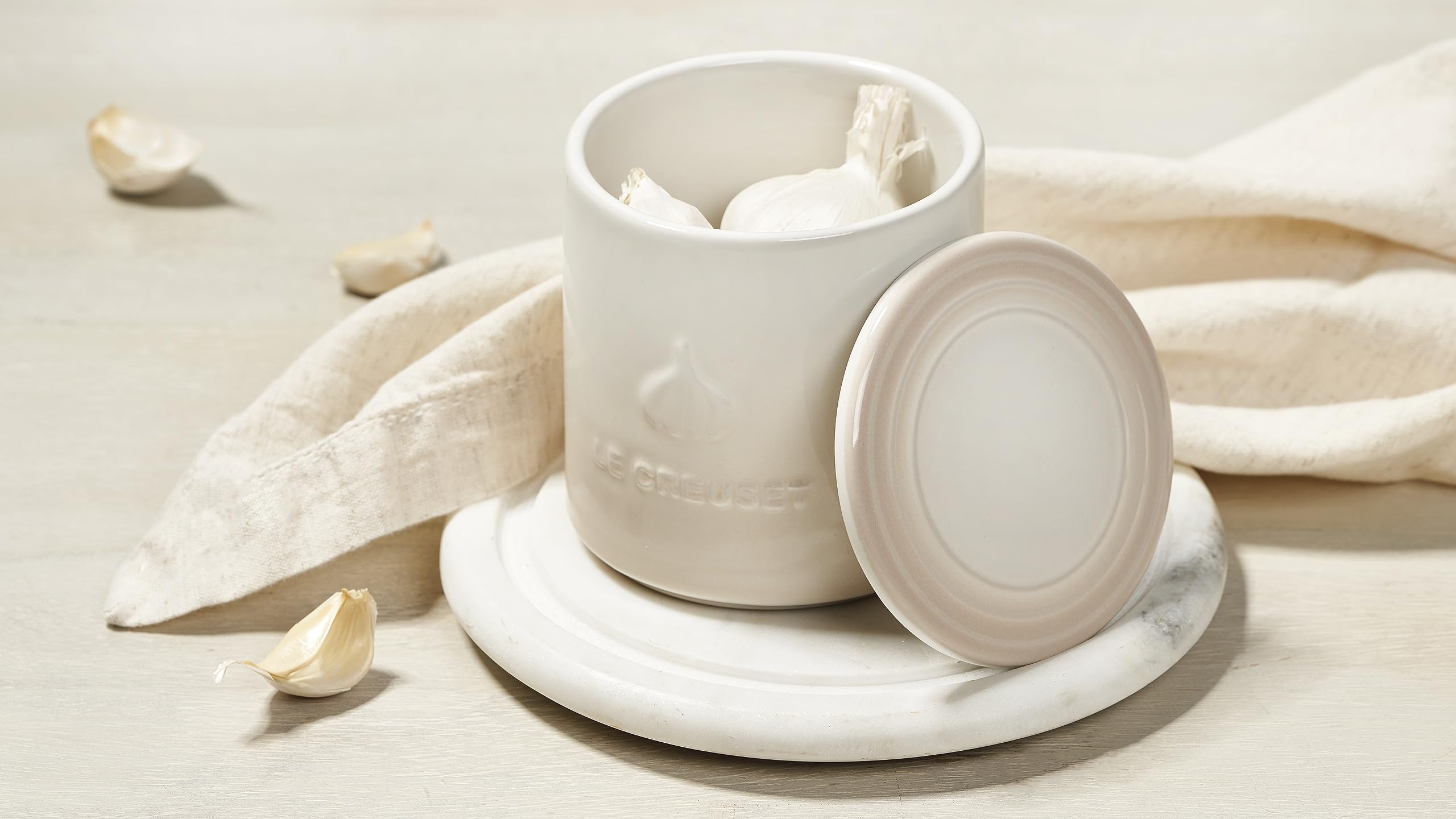 le-creuset-stoneware-garlic-keeper-14-oz-white image 5