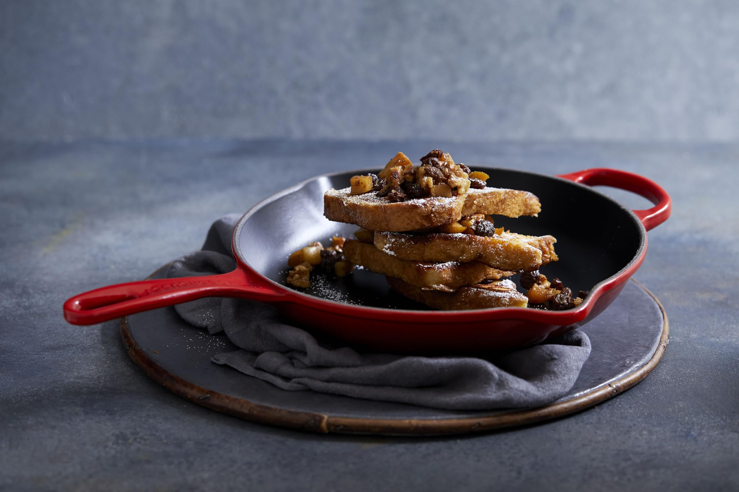 le-creuset-enameled-cast-iron-signature-round-skillet-11-75-shallot image 5