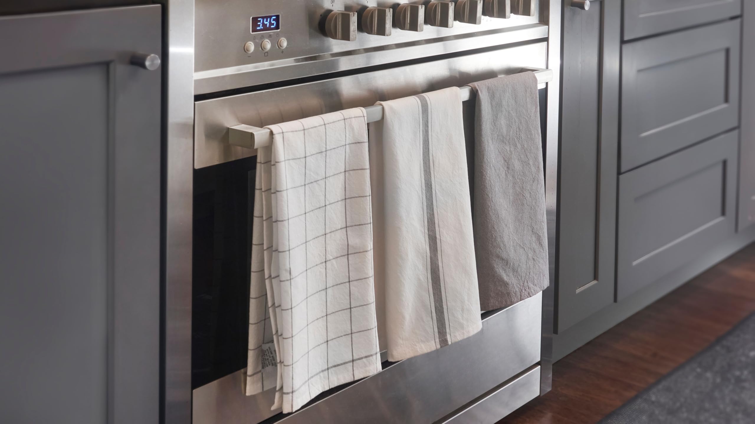 le-creuset-set-of-3-kitchen-towels-charbon-100-cotton-oversized-20-x30-with-lock image 3