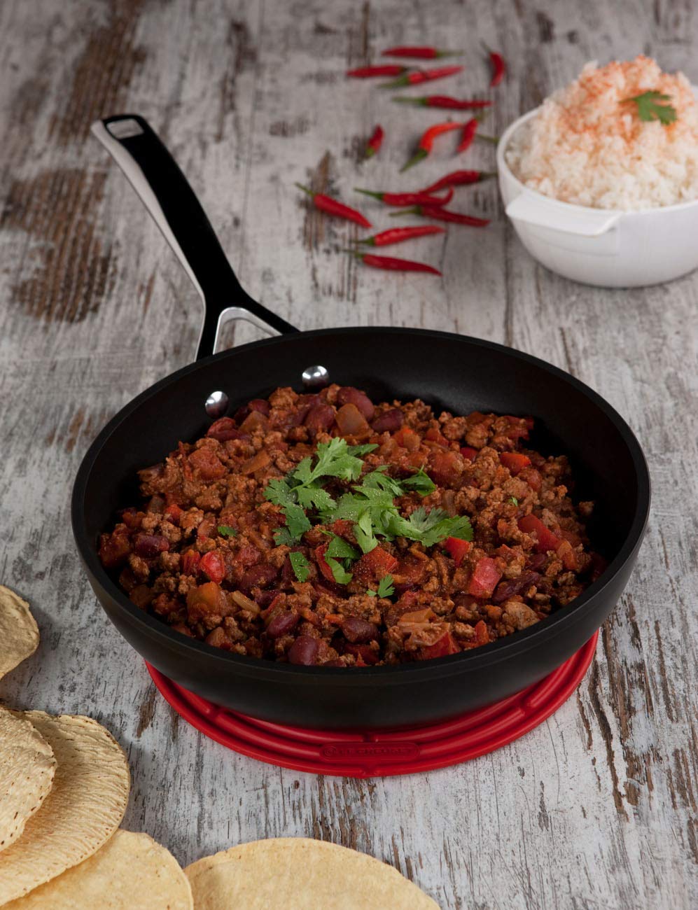 le-creuset-enameled-cast-iron-signature-iron-handle-skillet-11-75-silicone-cool- image 4