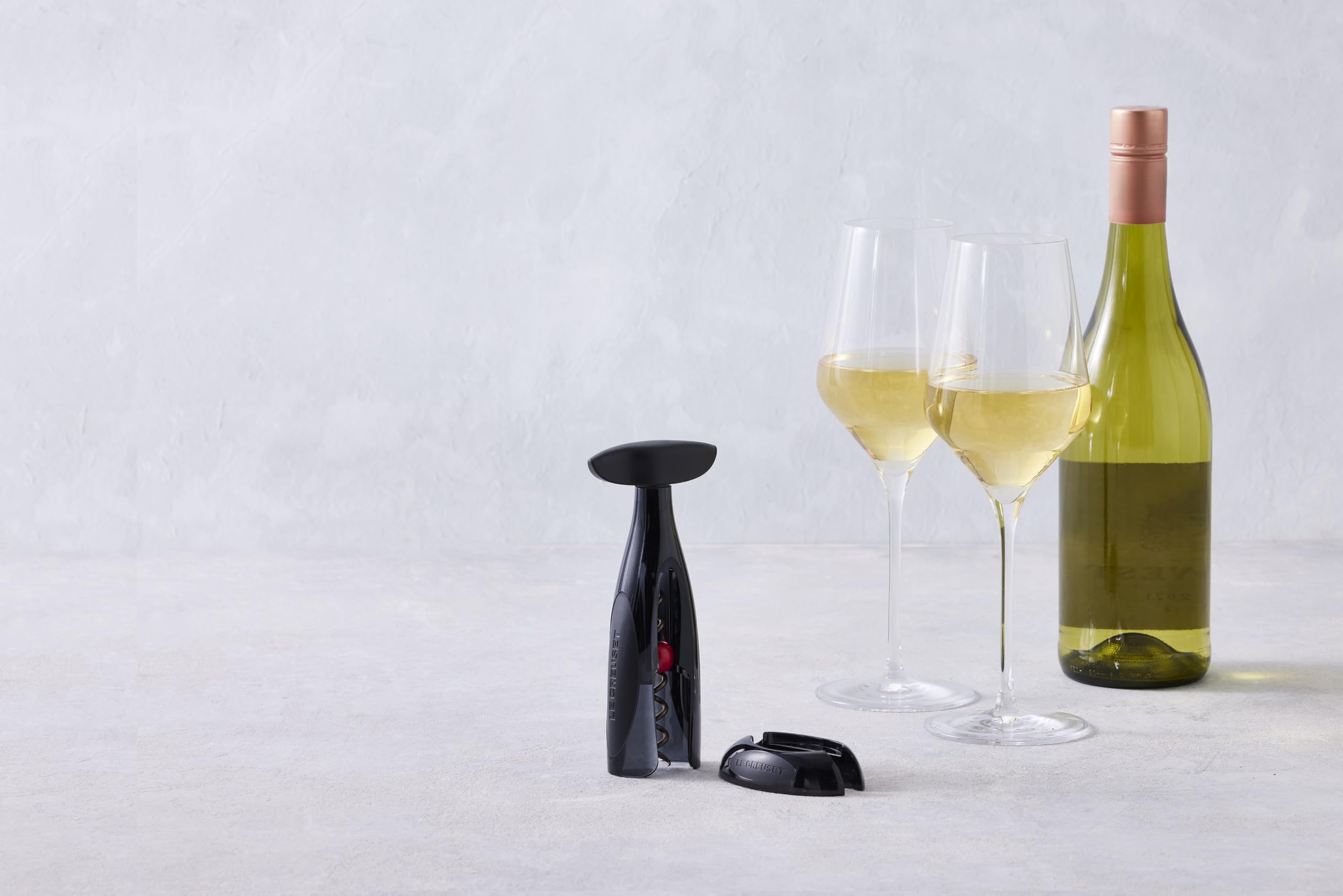le-creuset-activ-ball-original-gift-set-with-corkscrew-and-foilcutter-black image 3