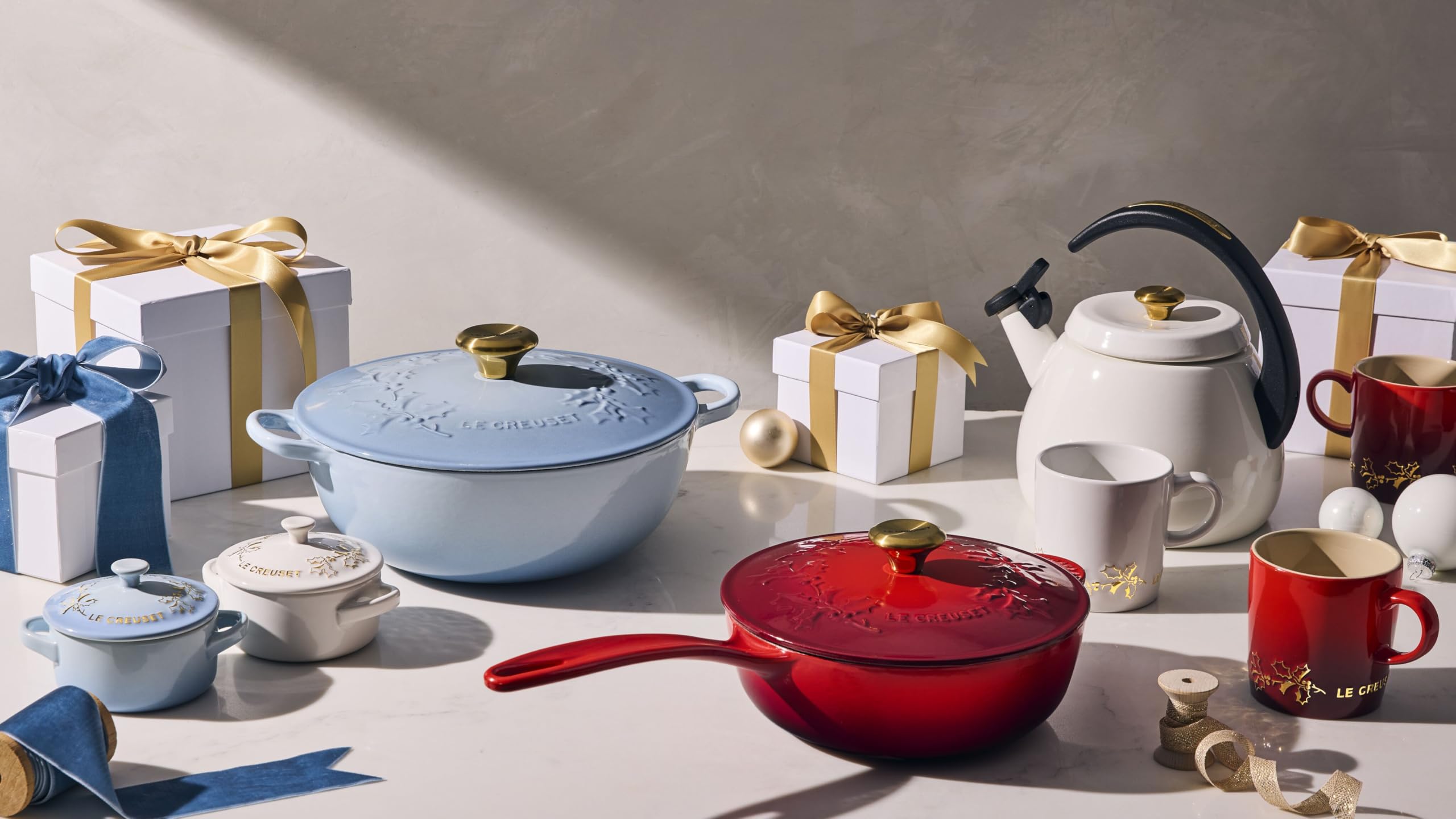 le-creuset-enameled-cast-iron-holly-collection-saucier-2-25-qt-cerise-with-gold- image 6