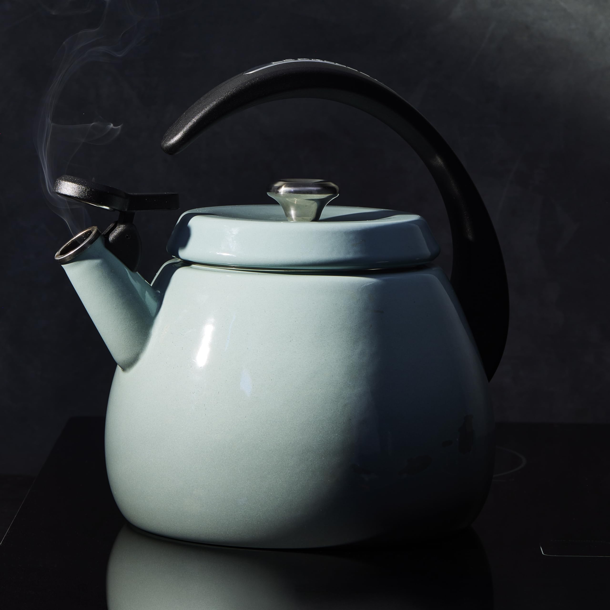 le-creuset-enamel-on-steel-signature-cloche-kettle-2-2-qt-cerise-with-gold-knob image 6