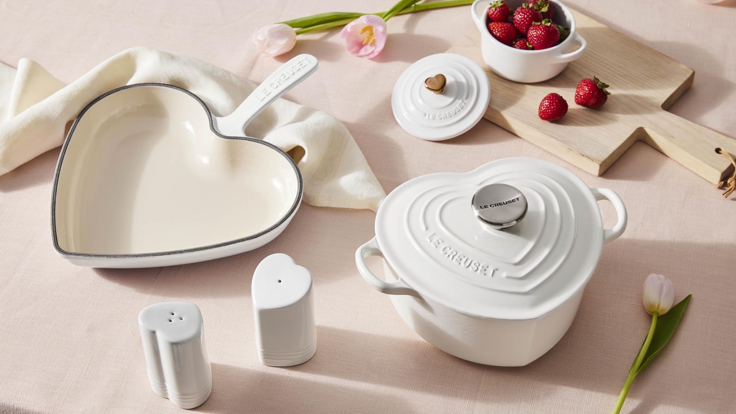 le-creuset-stoneware-heart-shaped-salt-pepper-shakers-set-4-oz-each-cerise image 4