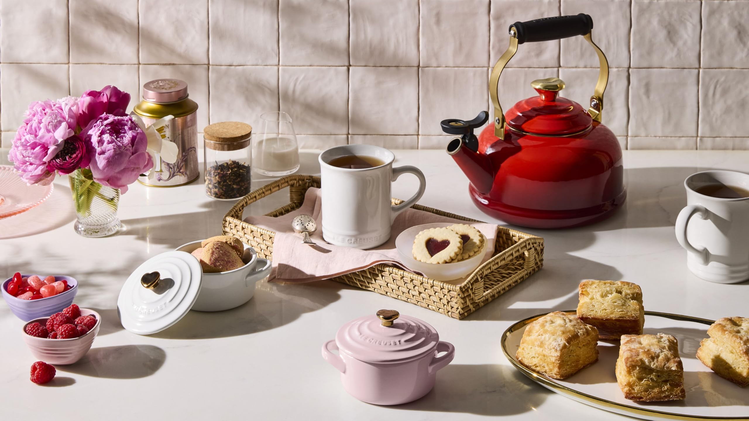 le-creuset-stoneware-mini-round-cocotte-8oz-chiffon-pink-with-gold-heart-knob image 5