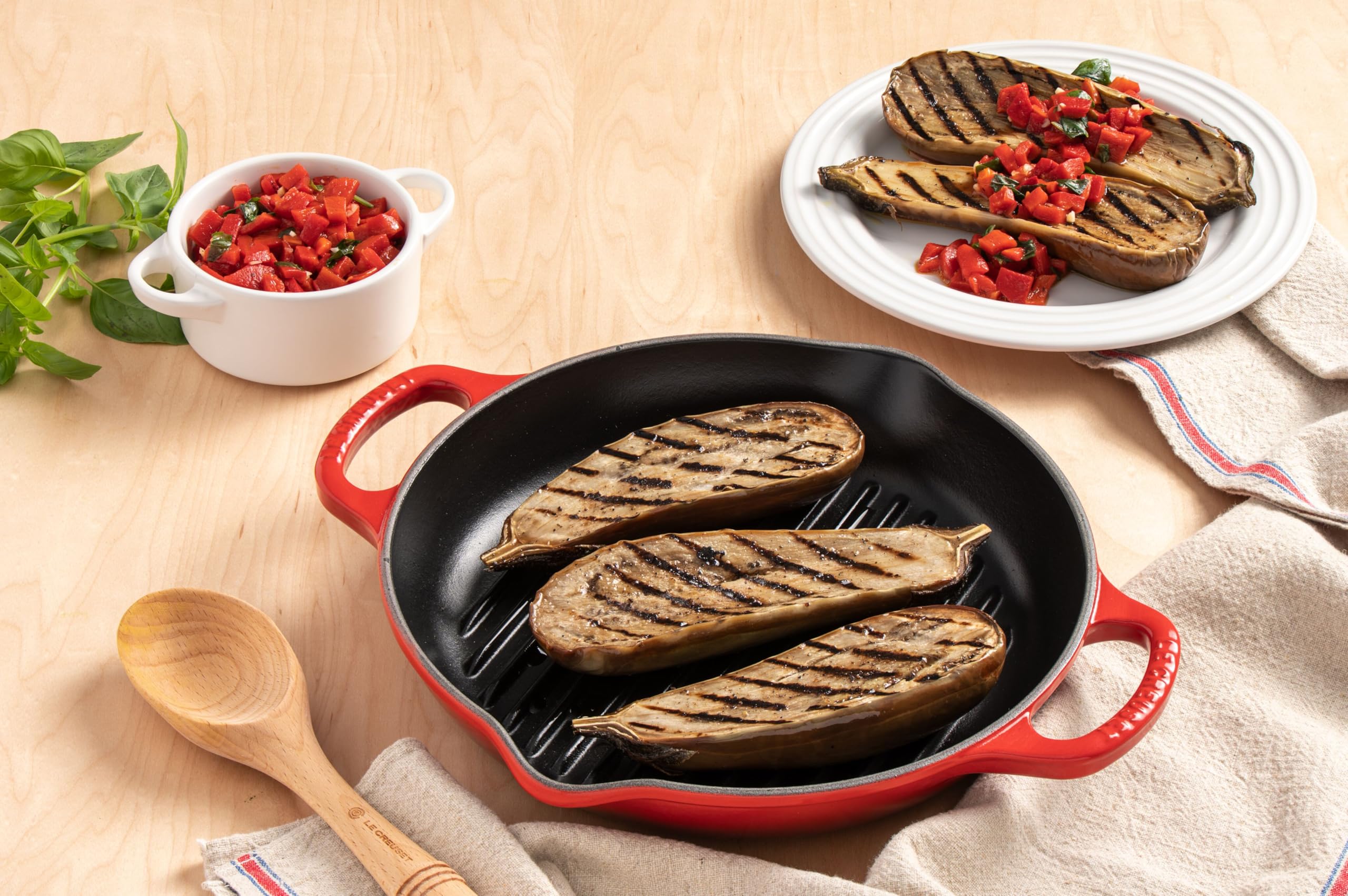 le-creuset-signature-deep-round-grill-9-75-cerise image 5