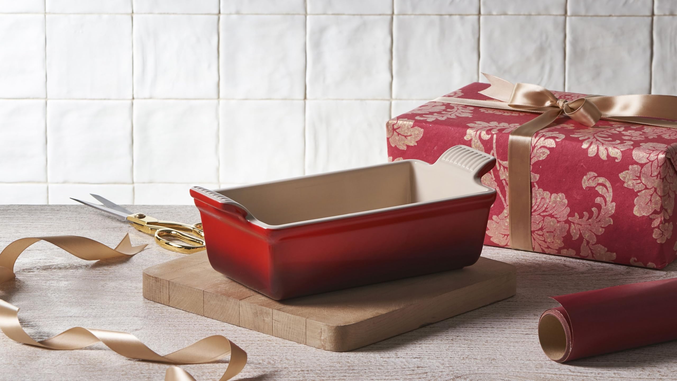 le-creuset-stoneware-heritage-loaf-pan-9-x-5-x-3-1-5-qt-cerise image 6
