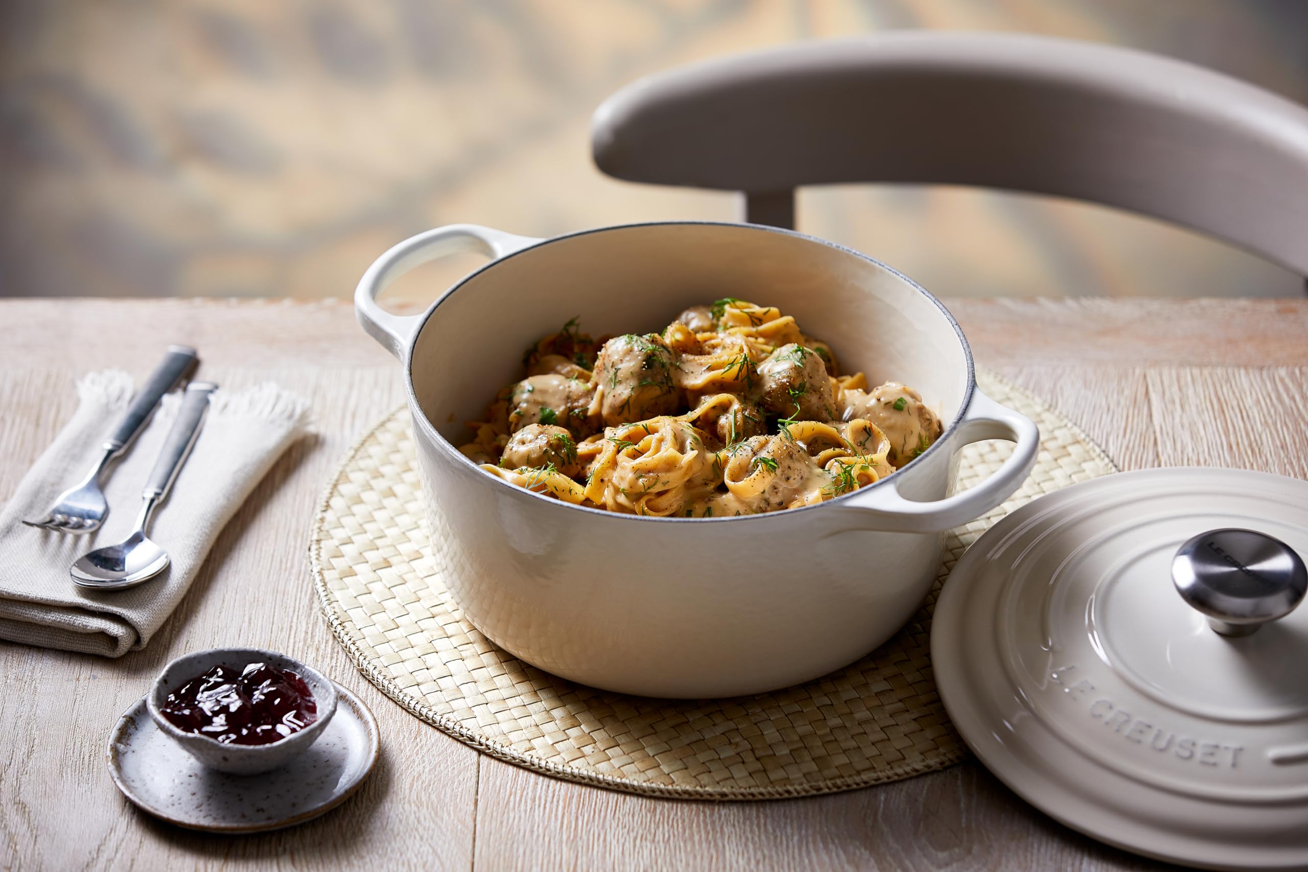 le-creuset-enameled-cast-iron-signature-round-dutch-oven-5-5-qt-meringue image 7