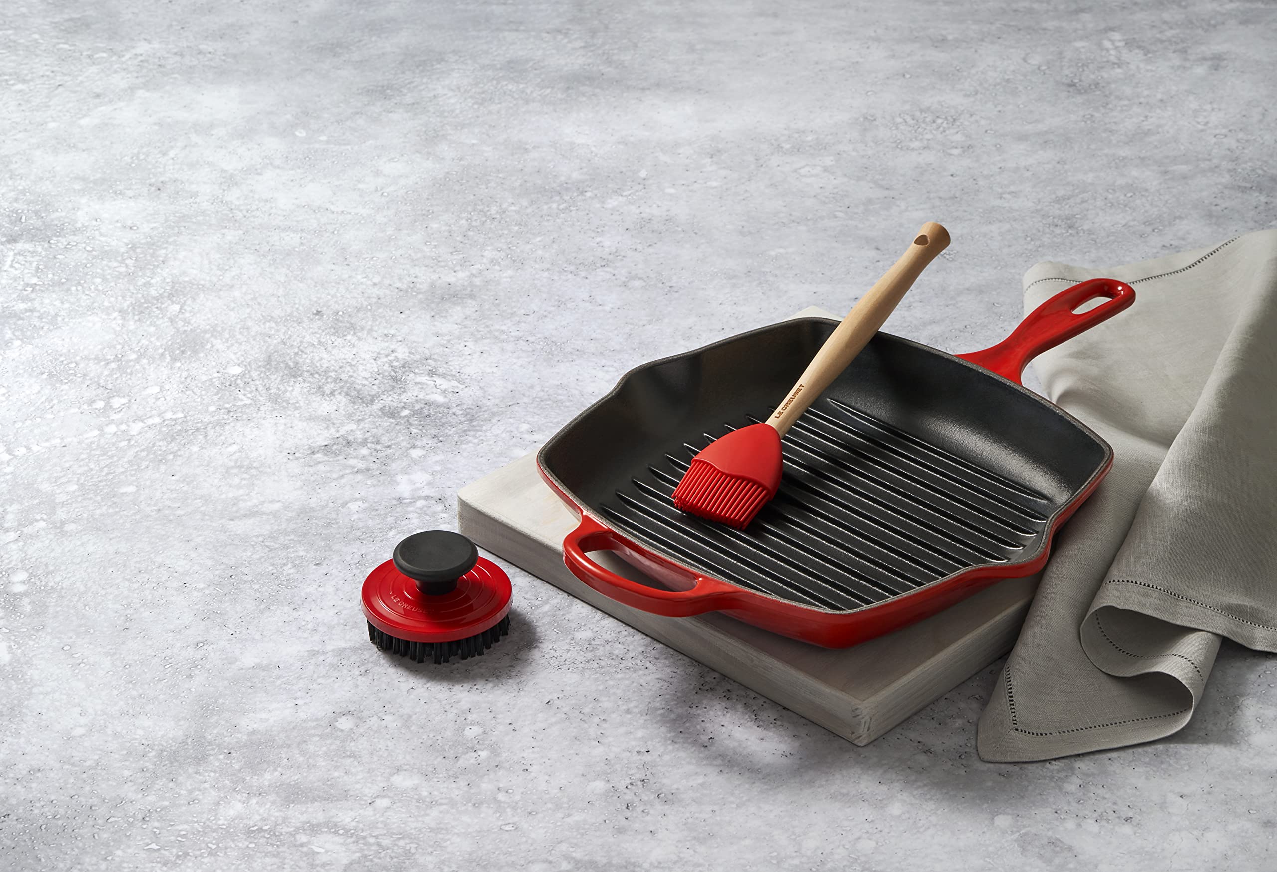 le-creuset-nylon-grill-brush-3-1-4-cerise-dishwasher-safe image 3