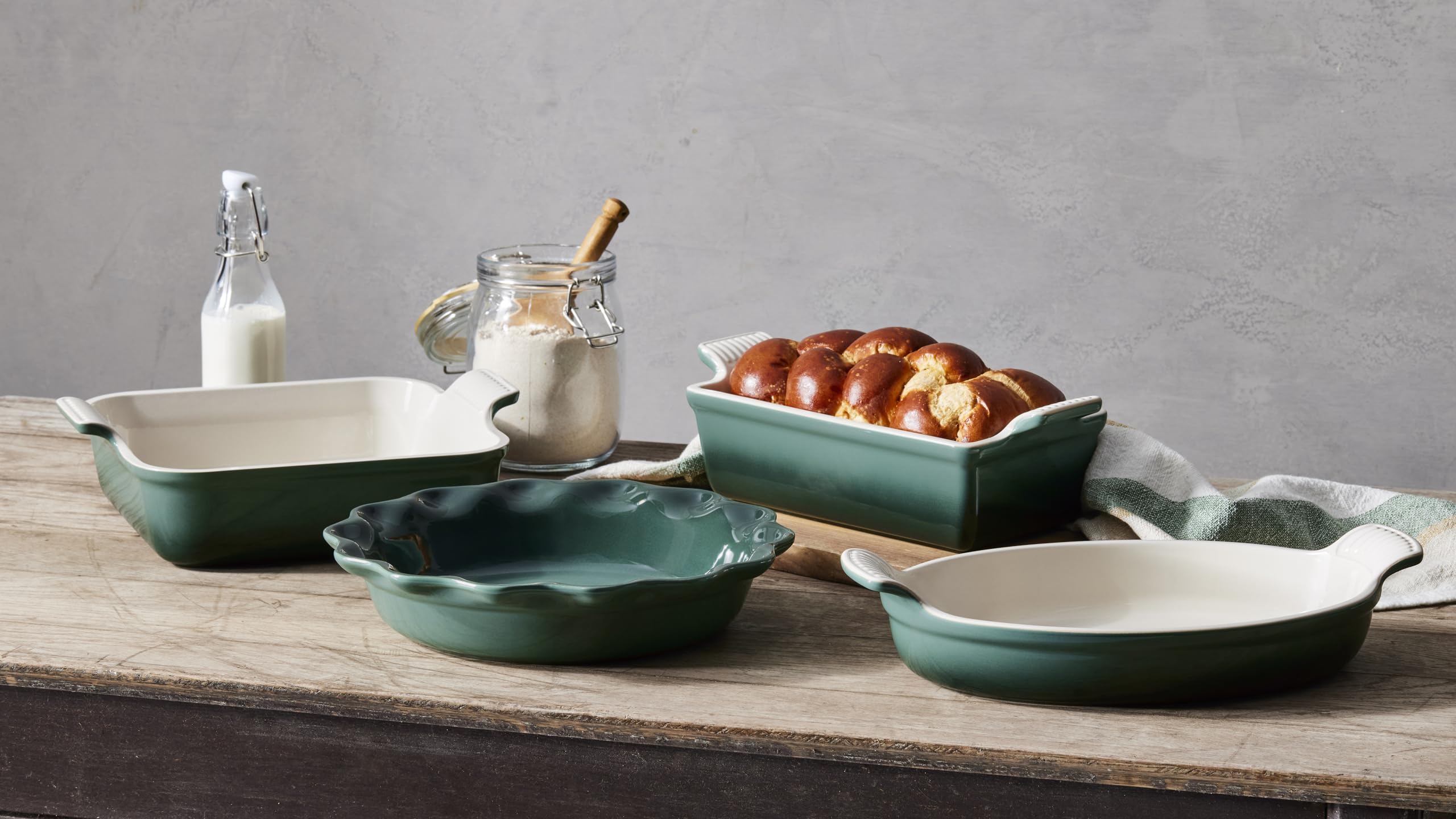 le-creuset-stoneware-4-piece-heritage-bakeware-set-in-oyster image 2