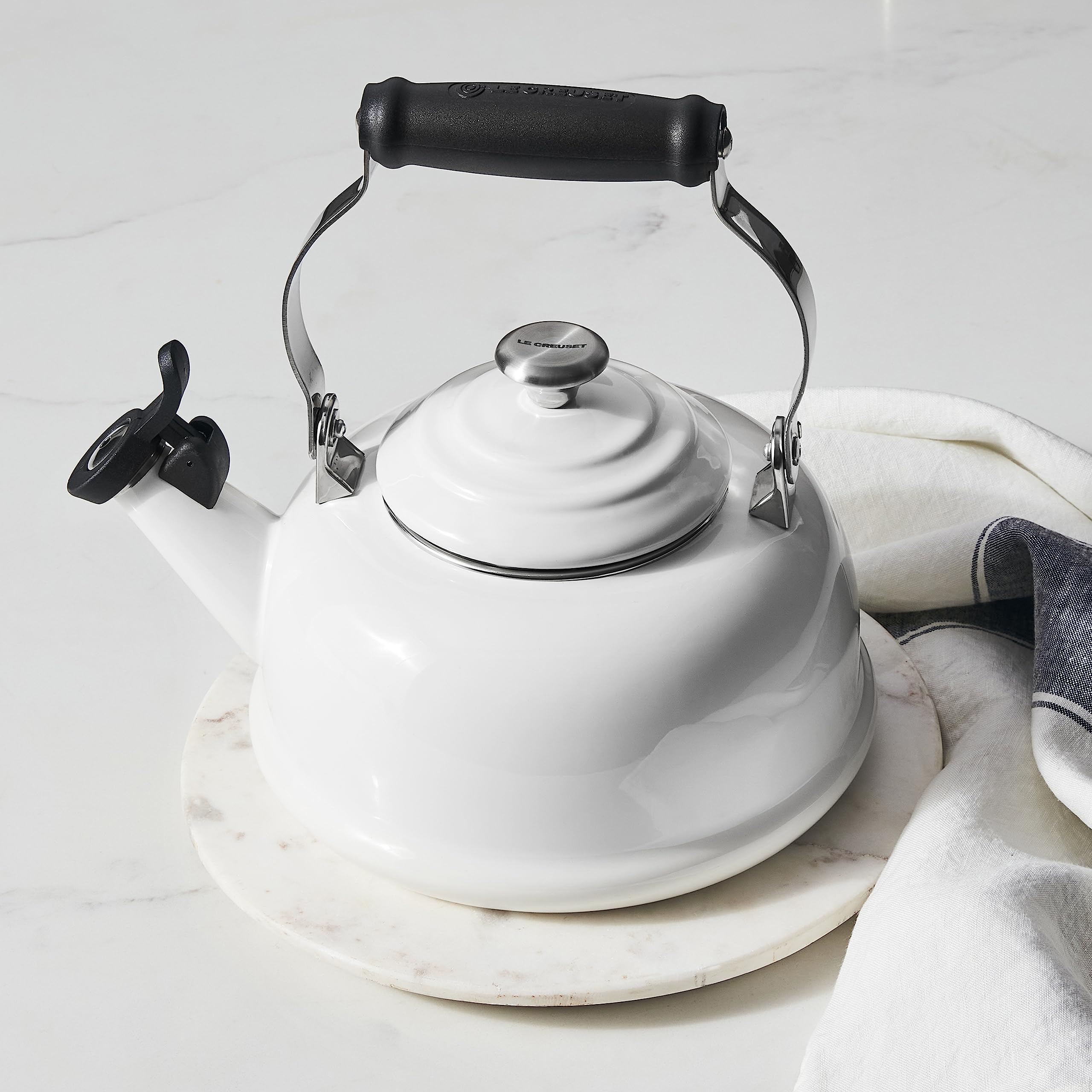 le-creuset-enamel-on-steel-whistling-tea-kettle-with-gold-finishes-1-7-qt-persim image 5