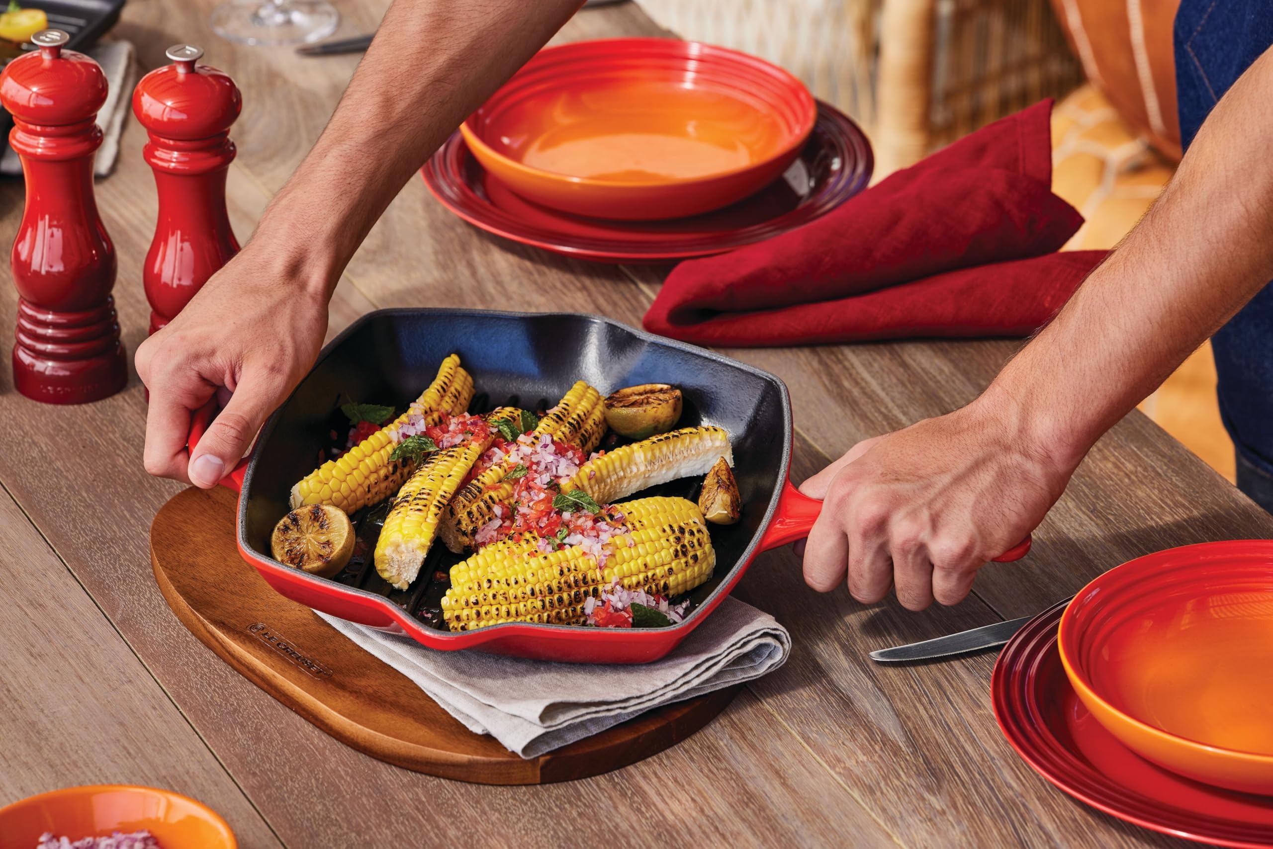 le-creuset-enameled-cast-iron-signature-square-skillet-grill-10-25-shallot image 6