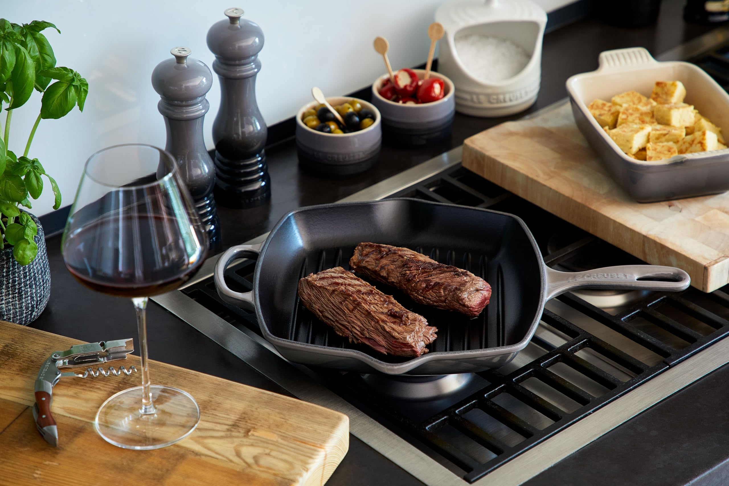 le-creuset-enameled-cast-iron-signature-square-skillet-grill-10-25-shallot image 5