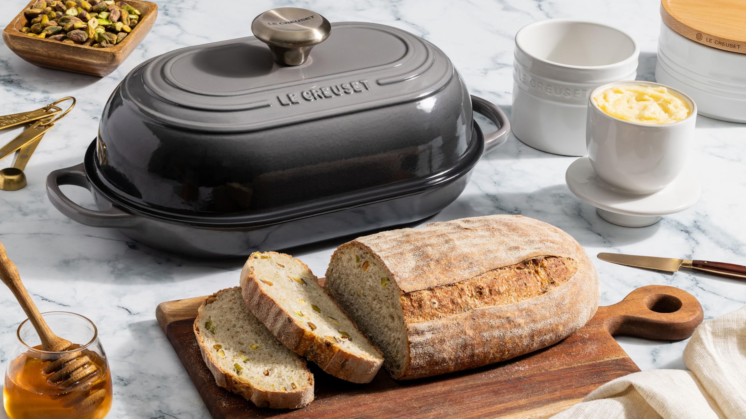 le-creuset-signature-oval-bread-oven-11-5-inch-sea-salt image 5