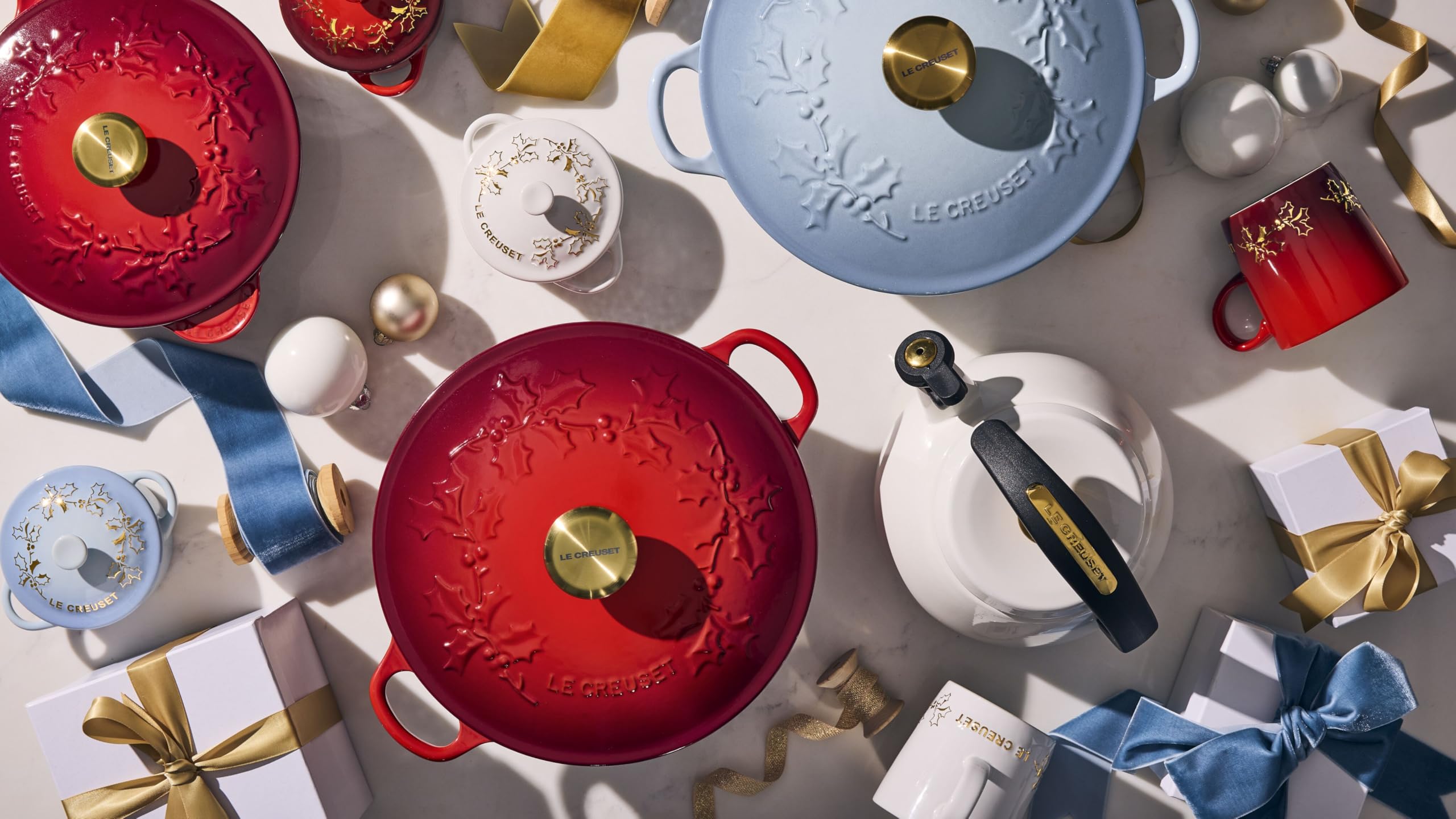 le-creuset-enameled-cast-iron-holly-collection-saucier-2-25-qt-cerise-with-gold- image 7