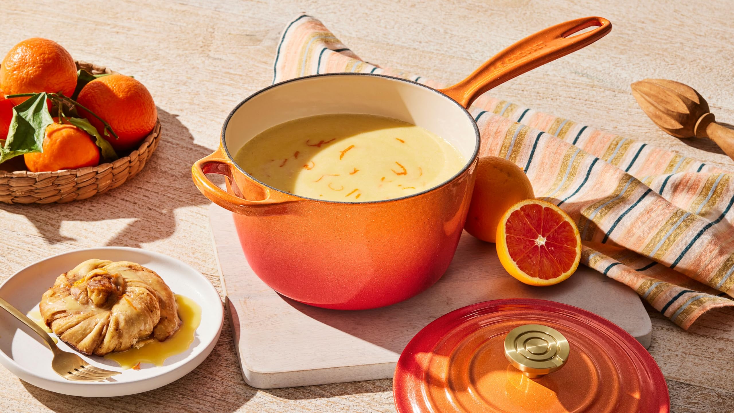 le-creuset-enameled-cast-iron-signature-round-saucepans-2-25-qt-flamme-doree-wit image 7