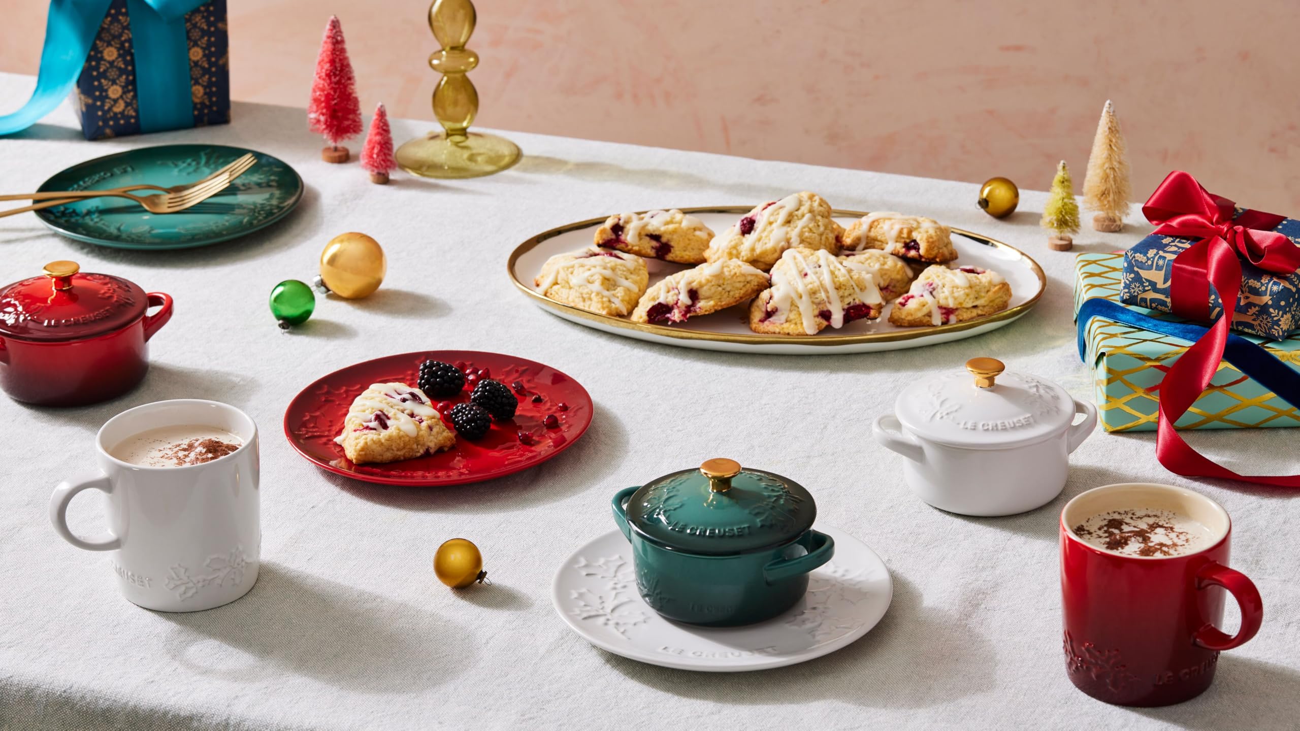 le-creuset-stoneware-holly-collection-dessert-plate-7-artichaut-green-festive-st image 5