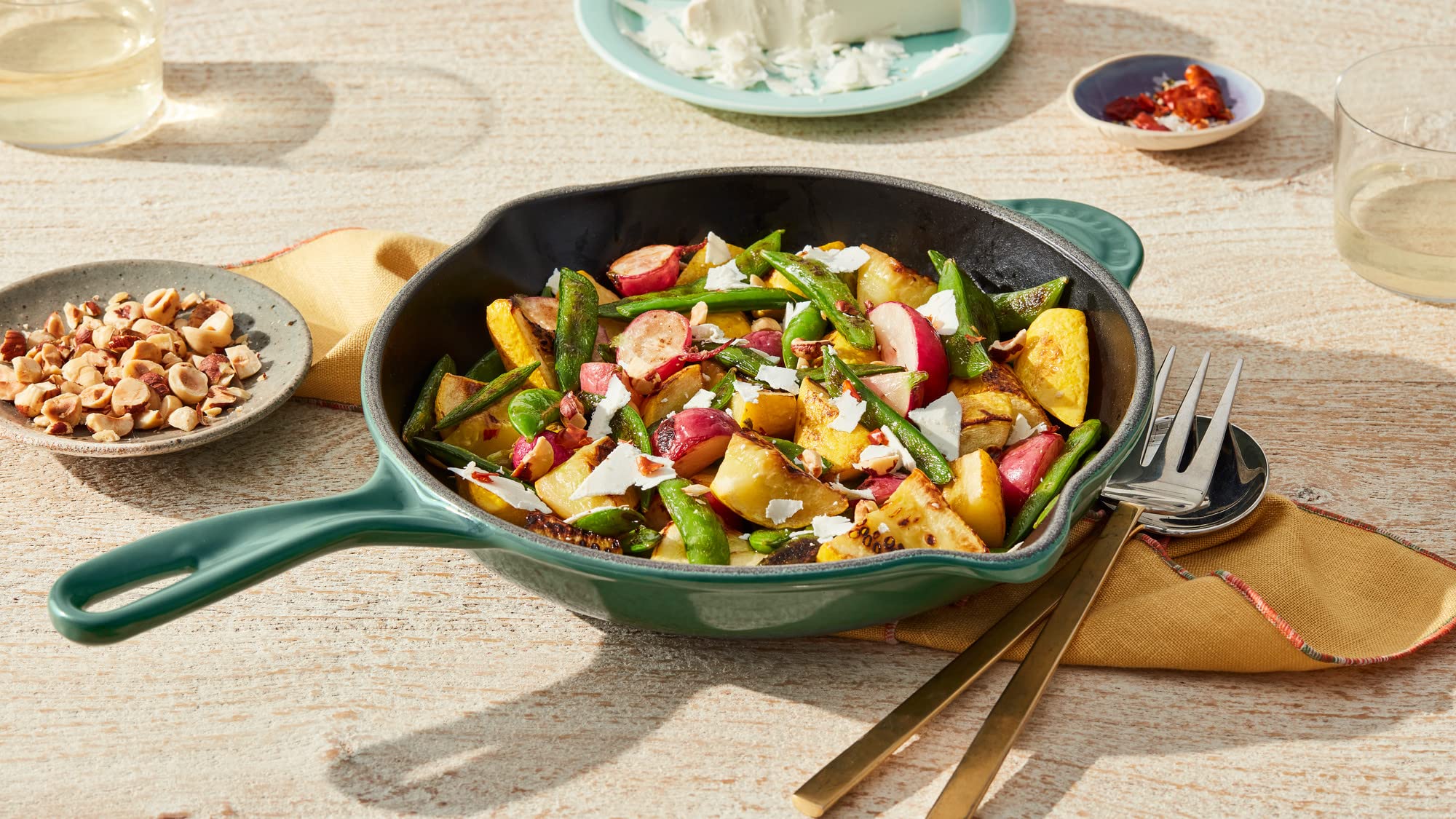 le-creuset-classic-cast-iron-handle-skillet-9-white image 5